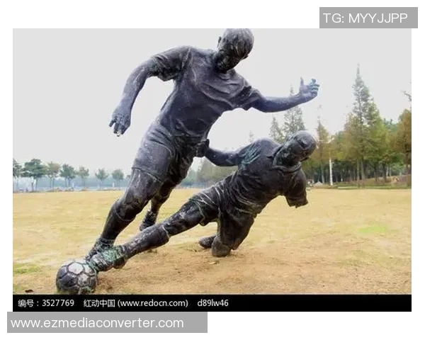 公园足球明星雕塑作品展现运动精神与艺术魅力的完美结合