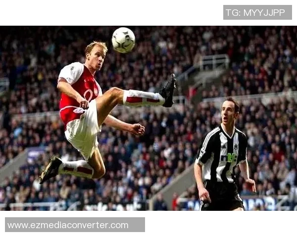 脚长的足球明星如何利用独特优势在赛场上创造辉煌成就