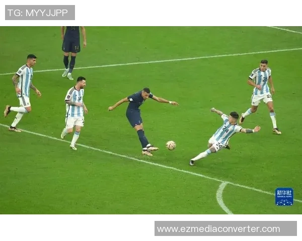 足球明星与棋盘的精彩对决高清照片展现运动与智慧的完美结合 足球明星与棋盘的精彩对决高清照片展现运动与智慧的完美结合